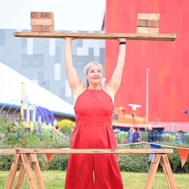 The summer tour continues! (Even if autumn has clearly arrived). Only two outdoor festivals to go:

@festivalofthrift this weekend in Redcar (24 + 25 sept)

@artsfresco in Market Harborough on its new rescheduled date in a couple of weeks. 

Hope to see you there if you’re nearby!

(Photo by the lovely @johnrenniephotographyuk at an event for @barrowfull )

#outdoorarts #stronglady #circus #festival #uktour #autumn